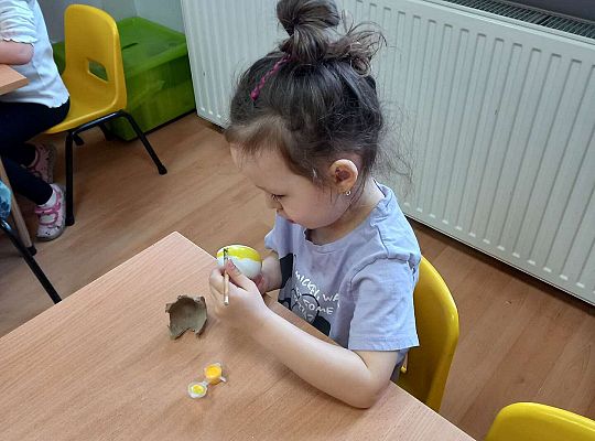 Dzieci malują styropianowe jajka