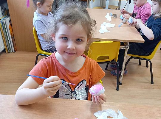 Dzieci malują styropianowe jajka