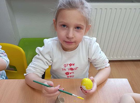 Dzieci malują styropianowe jajka