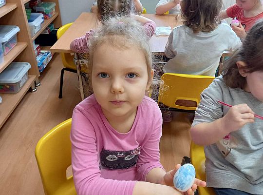 Dzieci malują styropianowe jajka