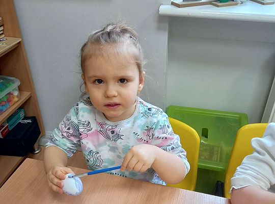 Dzieci malują styropianowe jajka