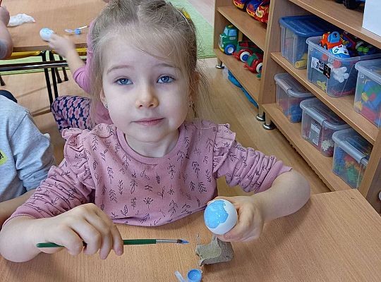 Dzieci malują styropianowe jajka