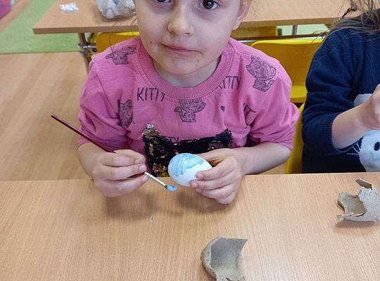 Dzieci malują styropianowe jajka