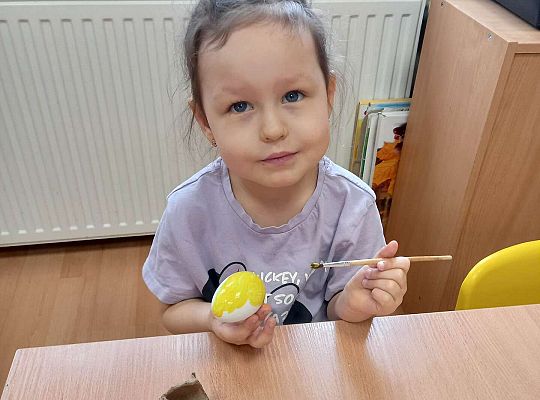 Dzieci malują styropianowe jajka