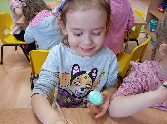 Dzieci malują styropianowe jajka