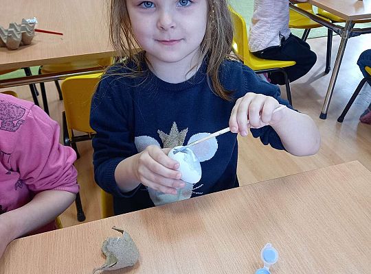 Dzieci malują styropianowe jajka