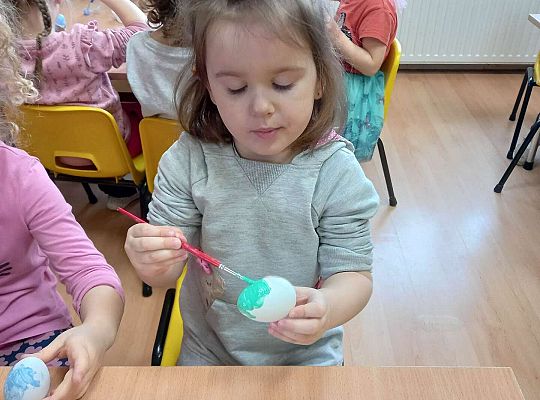 Dzieci malują styropianowe jajka