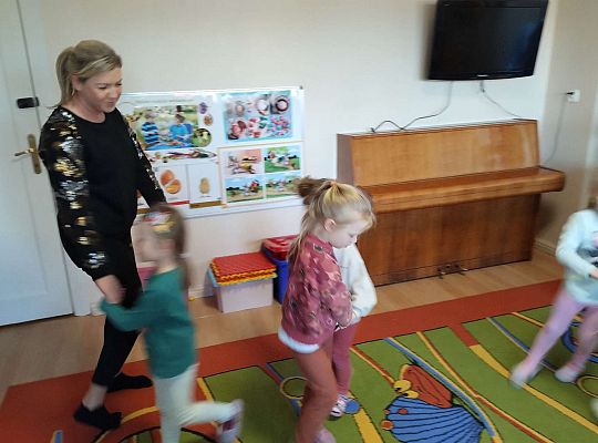 Mama Kalinki bawi się z dziećmi