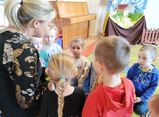 Mama Kalinki rozdaje dzieciom lizaki