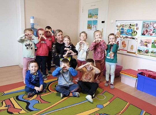 Dzieci ustawione razem z mamą Kalinki