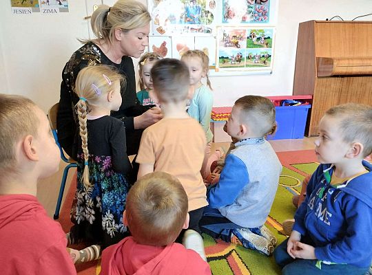 Mama Kalinki czyta dzieciom bajkę