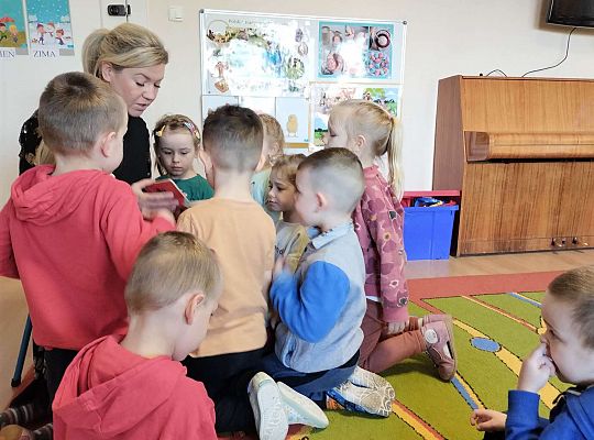 Mama Kalinki czyta dzieciom bajkę