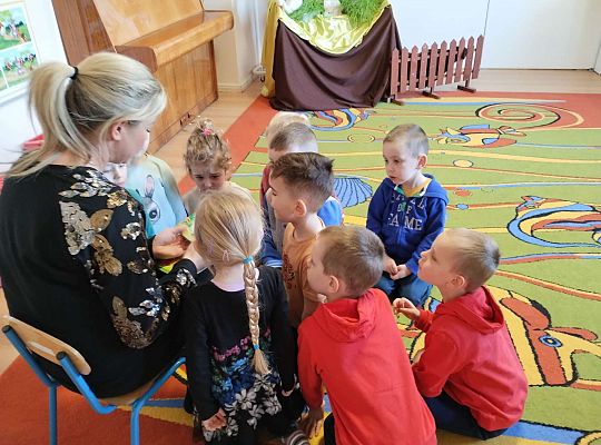 Mama Kalinki czyta dzieciom bajkę