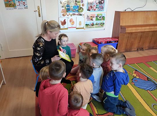 Mama Kalinki czyta dzieciom bajkę