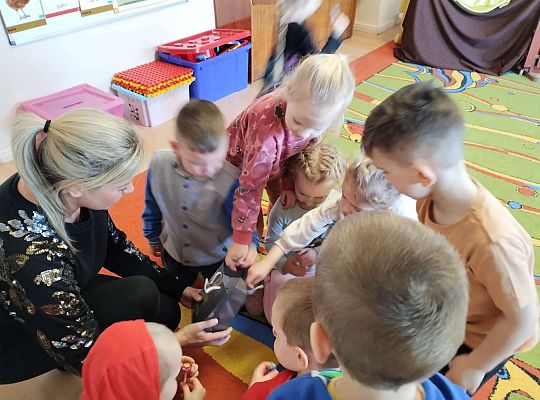 Mama Kalinki rozdaje dzieciom lizaki