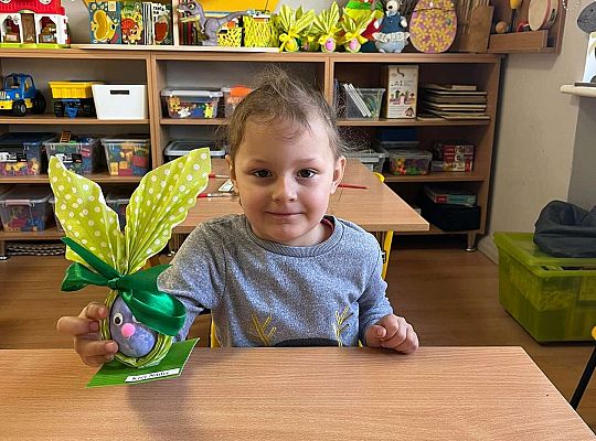 Dziewczynka pokazuje swojego zajączka