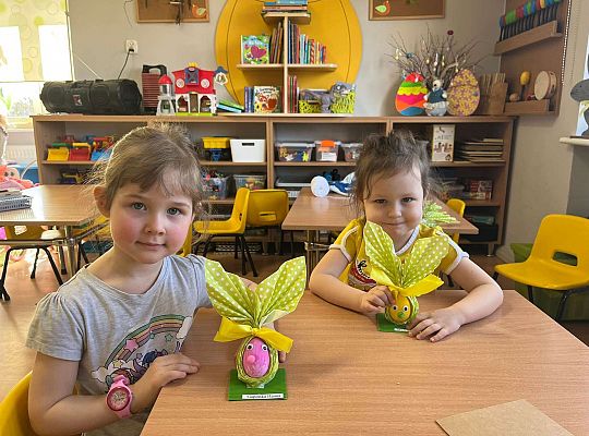 Dzieci pokazują swoje zajączki