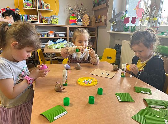 Dzieci robią zajączki