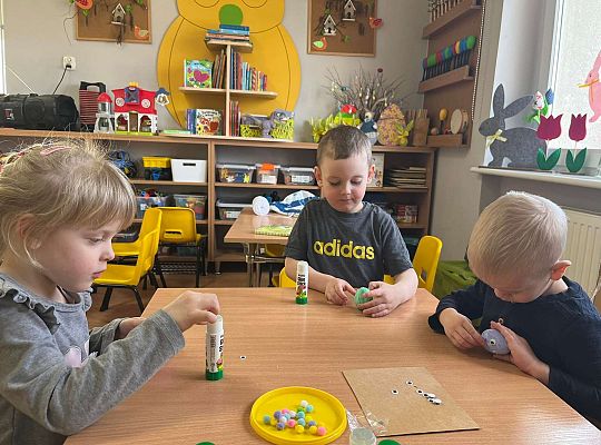 Dzieci robią zajączki