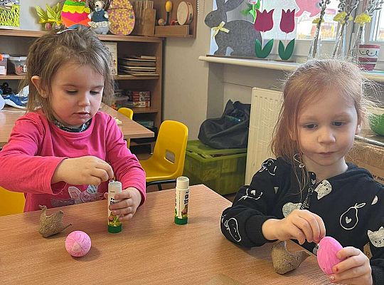 Dzieci robią zajączki