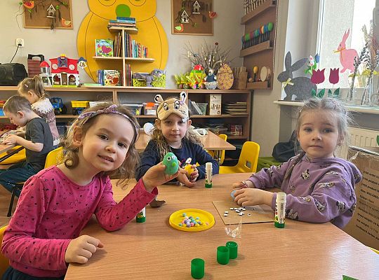 Dzieci robią zajączki