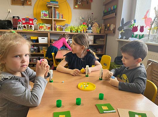 Dzieci robią zajączki