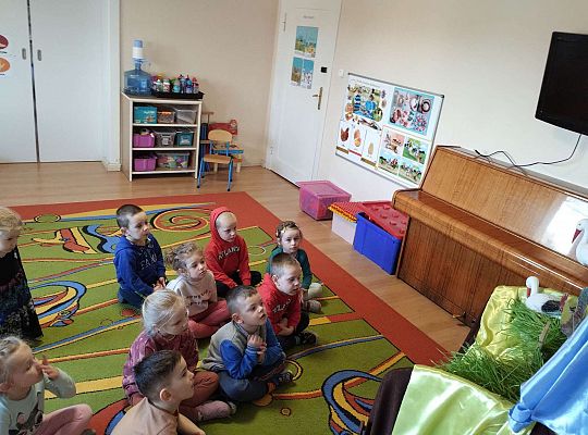 Dzieci oglądają teatrzyk