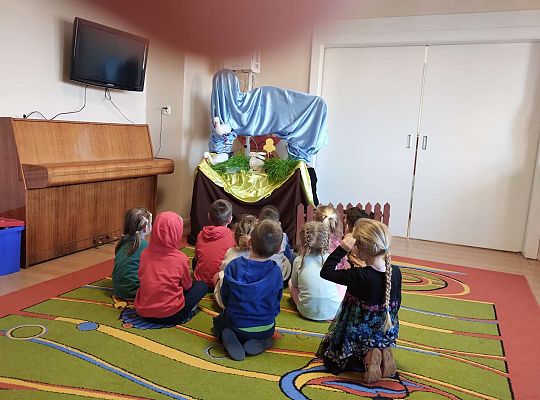 Dzieci oglądają teatrzyk