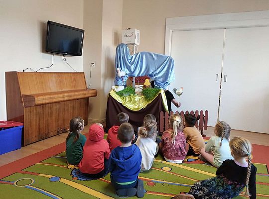 Dzieci oglądają teatrzyk