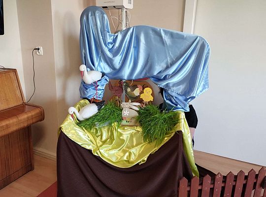 Teatrzyk - dekoracja. Pani siedzi za teatrzykiem.