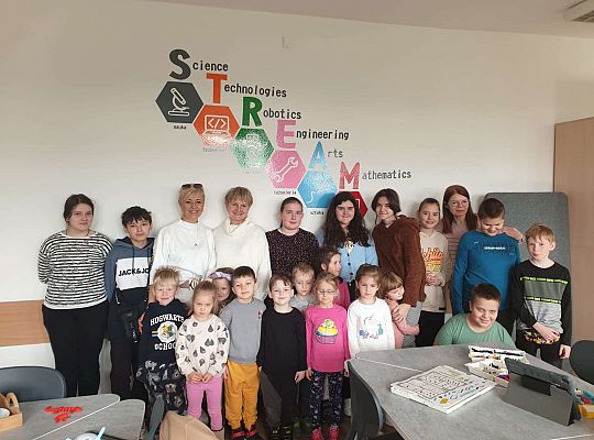 Grupa dzieci z przedszkola na wspólnym zdjęciu z uczniami ze szkoły