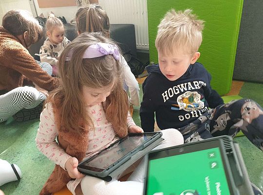 Dzieci pracują na tablecie