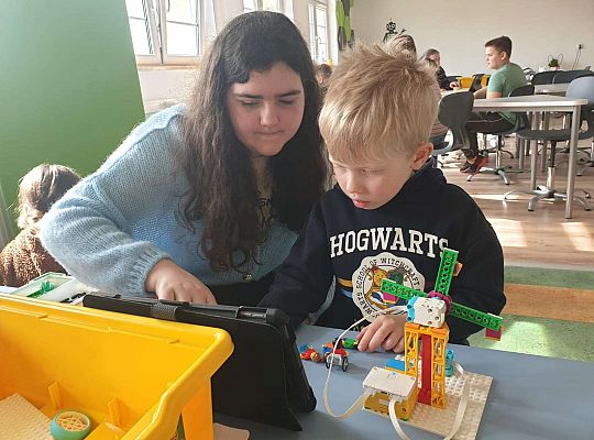 Dzieci pracują na tablecie