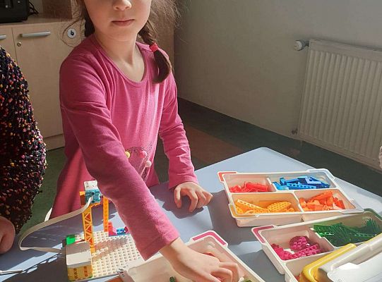 Dziewczynka buduje z klocków