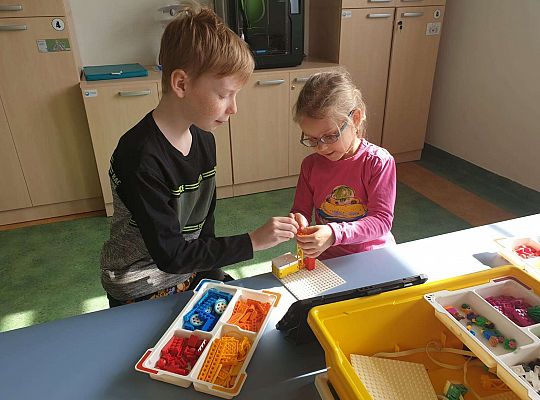 Dzieci budują konstrukcje według instrukcji