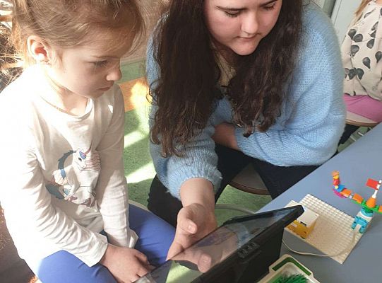 Dziewczynka buduje z klocków