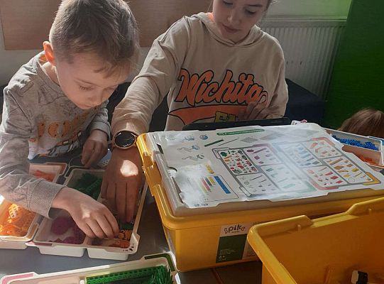 Dzieci budują konstrukcje według instrukcji