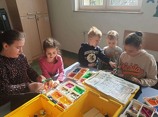 Dzieci budują konstrukcje według instrukcji