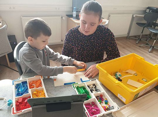 Dzieci budują konstrukcje według instrukcji