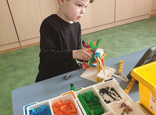 Chłopiec buduje z klocków