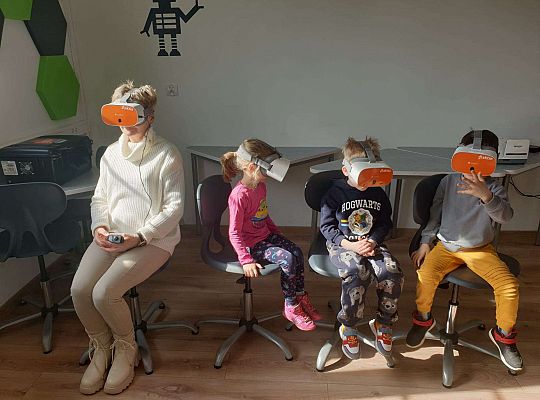 Dzieci patrzą przez okulary 3D
