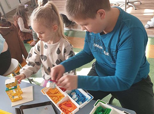 Dzieci budują konstrukcje według instrukcji