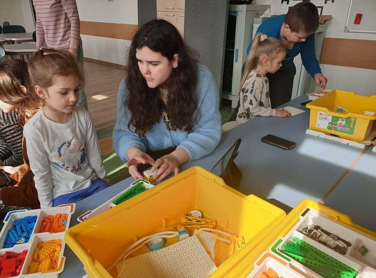 Dzieci budują konstrukcje według instrukcji