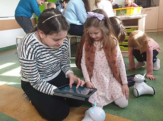 dziewczynka koduje na tablecie