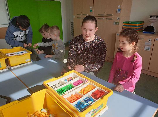 Dzieci budują konstrukcje według instrukcji