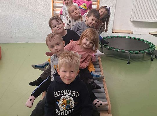 Grupa dzieci na ścieżce sensorycznej