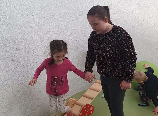 Dziewczynka na ścieżce sensorycznej