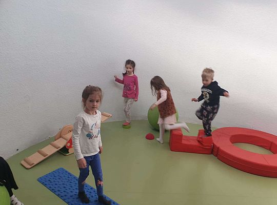 Dzieci pokonują przeszkody