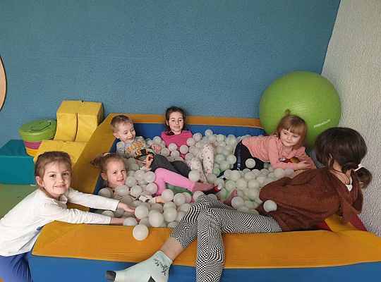 Dzieci w basenie z kulkami