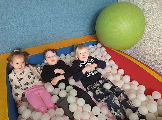 Dzieci w basenie z kulkami